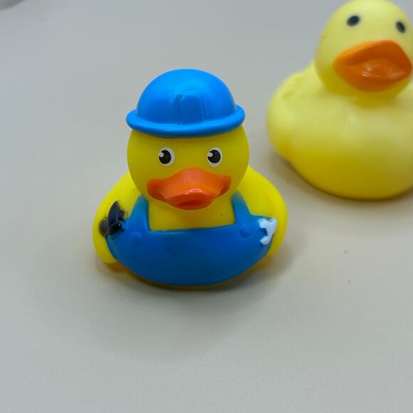 Lot of 3 Rubber Ducks 2 inch Carpenter Marvel Plain - Picture 4 of 5